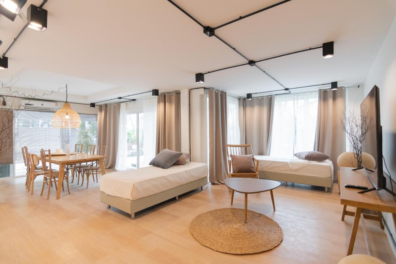 Mini-Me Hubs, Charm Suites & Pool In Old City Чиангмай Экстерьер фото