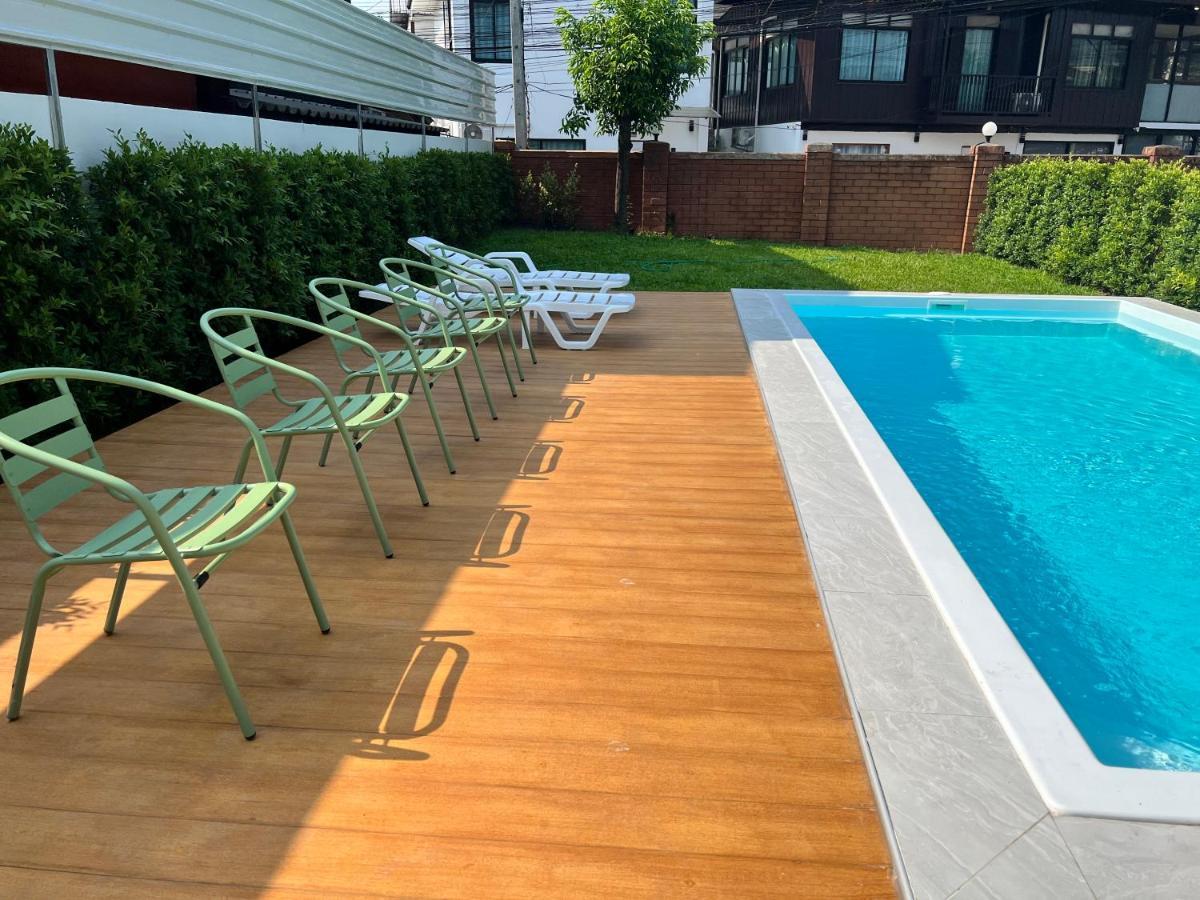 Mini-Me Hubs, Charm Suites & Pool In Old City Чиангмай Экстерьер фото